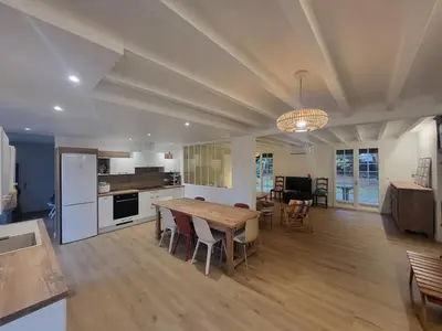 Cuisine ou kitchenette dans l'établissement CAPBRETON. Villa ALAMEAT avec 3 chambres .Climatisation. Wifi gratuit.