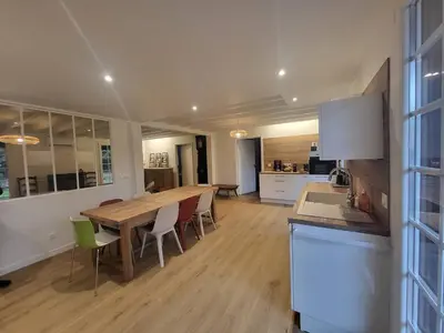 Cuisine ou kitchenette dans l'établissement CAPBRETON. Villa ALAMEAT avec 3 chambres .Climatisation. Wifi gratuit.