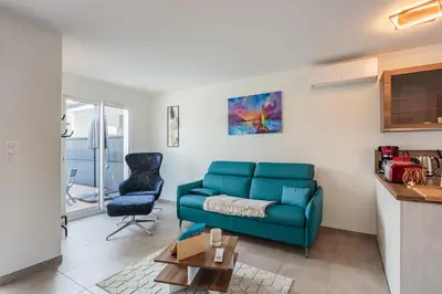 Coin salon dans l'établissement Villa Kaino 2 - Climatisée avec piscine