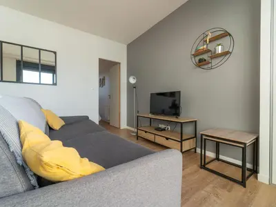 Télévision ou salle de divertissement dans l'établissement Charmant appartement à 200m de l'océan avec terrasse et parking - FR-1-50-157