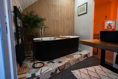 Télévision ou salle de divertissement dans l'établissement La Maison de Judith Chambres d hôtes