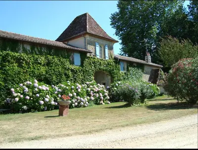 Jardin de l'établissement Pîgeonnier du Rau avec Parc et piscine 1-0