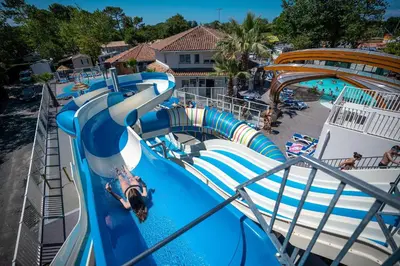 Piscine de l'établissement Camping Le Domaine de la Marina ou située à proximité