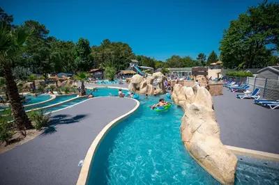 Piscine de l'établissement Camping Lou Pignada ou située à proximité