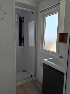 Salle de bains dans l'établissement MH 495 SALSA 2 chambres et 1 salle de bain dans camping 4 étoiles