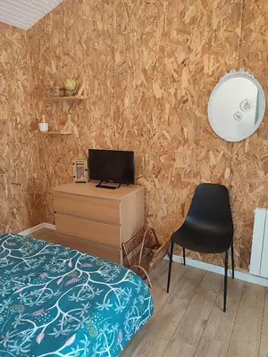 Un ou plusieurs lits dans un hébergement de l'établissement Charmant Studio avec Parking dans quartier calme