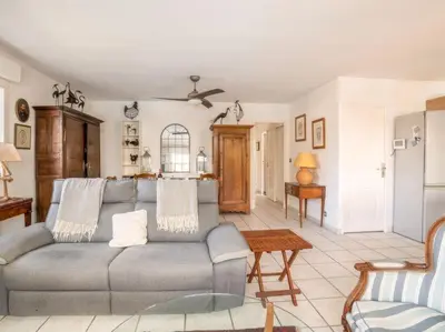 Coin salon dans l'établissement Kerkokos Maison familiale avec piscine