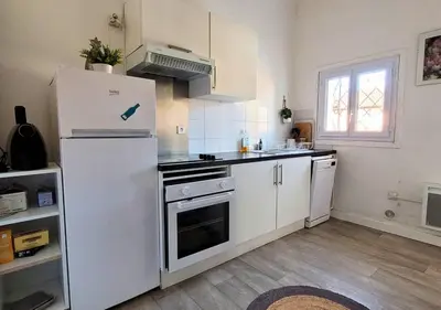 Cuisine ou kitchenette dans l'établissement PASTEUR 2 - Appartement pour 4 au centre ville d'Hossegor
