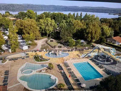 Piscine de l'établissement Camping Rivages des Landes Mobil-home climatisé et Tv ou située à proximité