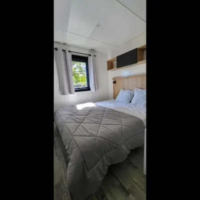 Un ou plusieurs lits dans un hébergement de l'établissement Mobil Home Premium 3 ch Camping 5 Biscarrosse Mayotte F62