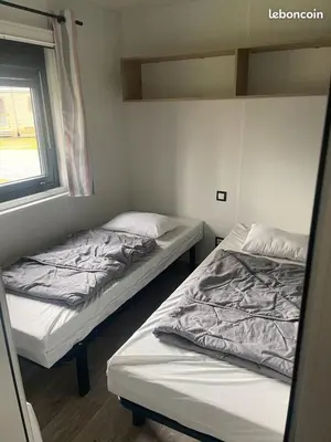 Un ou plusieurs lits dans un hébergement de l'établissement Mobil Home Premium 3 ch Camping 5 Biscarrosse Mayotte F62