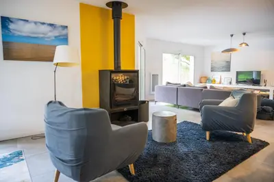Cuisine ou kitchenette dans l'établissement Connemara, Superbe Villa avec piscine, au cœur de la forêt, accès à la plage en vélo
