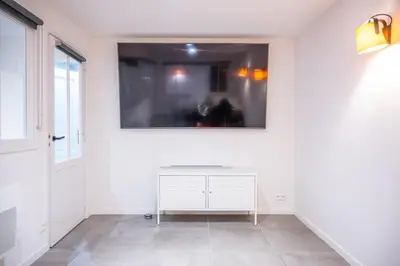 Télévision ou salle de divertissement dans l'établissement Connemara, Superbe Villa avec piscine, au cœur de la forêt, accès à la plage en vélo