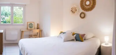 Un ou plusieurs lits dans un hébergement de l'établissement Connemara, Superbe Villa avec piscine, au cœur de la forêt, accès à la plage en vélo