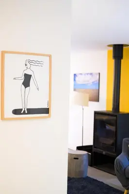 Télévision ou salle de divertissement dans l'établissement Connemara, Superbe Villa avec piscine, au cœur de la forêt, accès à la plage en vélo