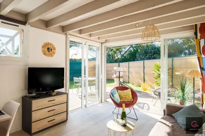 Télévision ou salle de divertissement dans l'établissement Maison de vacances à Biscarrosse lac pour 6 personnes