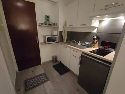 Cuisine ou kitchenette dans l'établissement studio cosy la Dacquoise centre-ville internet haut-débit