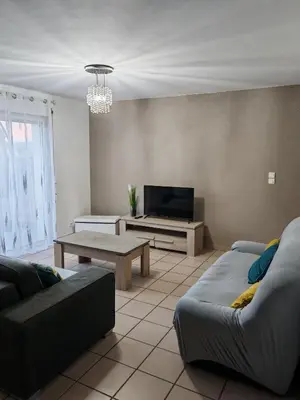 Télévision ou salle de divertissement dans l'établissement Maison de campagne sur puyoo