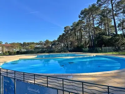 Piscine de l'établissement L'Eclat Terrasse - Piscine - Tennis ou située à proximité