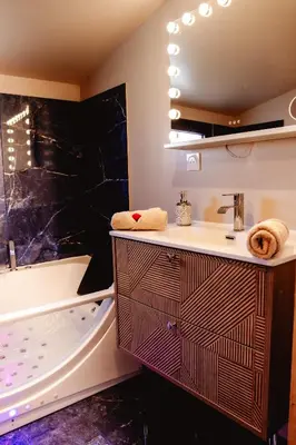 Salle de bains dans l'établissement La Suite romantique des Chatons