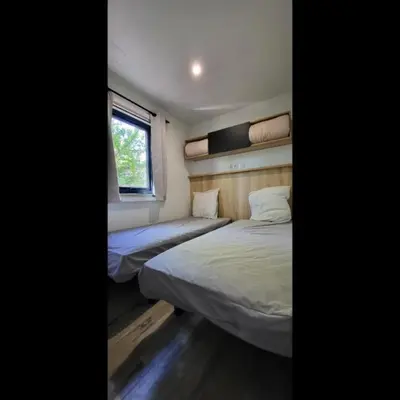 Un ou plusieurs lits dans un hébergement de l'établissement Mobil Home Premium 3 ch Camping 5 Biscarrosse Mayotte F63