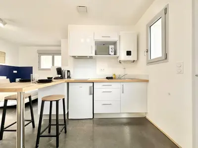 Cuisine ou kitchenette dans l'établissement L'Azura - Proche Gare - Parking & Extérieur Privé