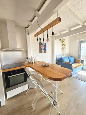 Cuisine ou kitchenette dans l'établissement Appartement front de mer avec balcon vue Océan !