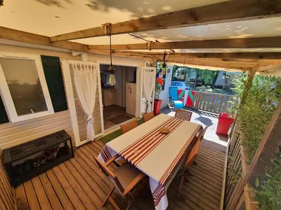 Coin salon dans l'établissement Mobil-home 3 chambres climatisé sur le domaine 4 étoiles Rivages des Landes