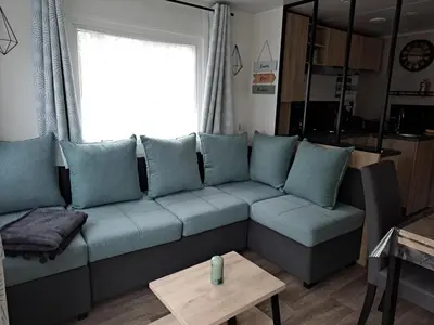 Coin salon dans l'établissement Le Cozy'Land - Mobilhome Camping La Réserve