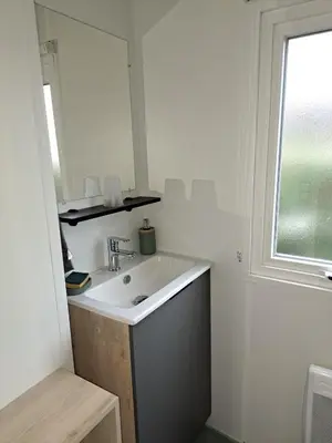 Cuisine ou kitchenette dans l'établissement Le Cozy'Land - Mobilhome Camping La Réserve