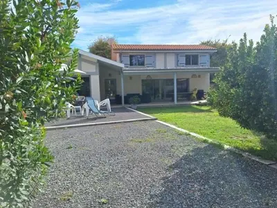 Jardin de l'établissement Maison 6 à 8 pers au bord du Lac de Biscarrosse