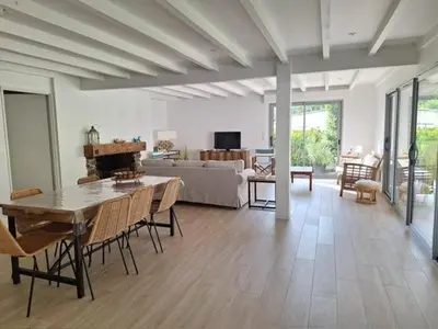 Télévision ou salle de divertissement dans l'établissement Maison 6 à 8 pers au bord du Lac de Biscarrosse