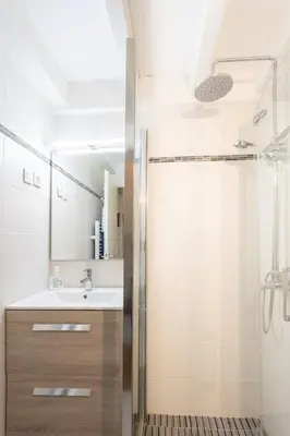 Salle de bains dans l'établissement Maison proche du lac !
