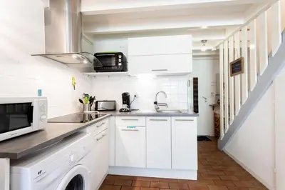 Cuisine ou kitchenette dans l'établissement Maison proche du lac !