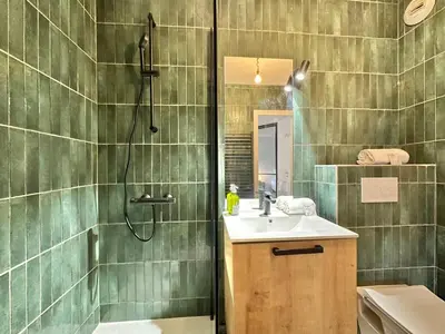 Salle de bains dans l'établissement Le Vert D'eau - Raffiné - Central - Balcon
