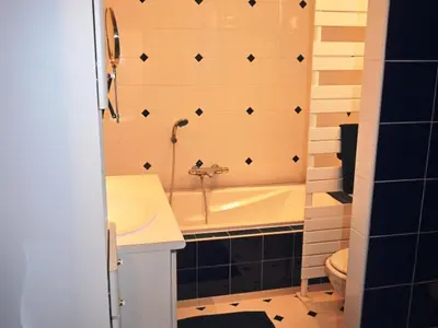 Salle de bains dans l'établissement Maison 4 chambres avec piscine, à 8 min du lac de Sanguinet - FR-1-521-249