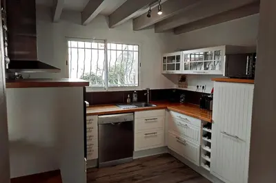 Cuisine ou kitchenette dans l'établissement Villa avec piscine L'Abris Côtier