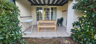 Jardin de l'établissement Appartement cosy sous pinède lac de Biscarrosse rénové