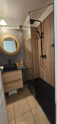 Salle de bains dans l'établissement Appartement cosy sous pinède lac de Biscarrosse rénové