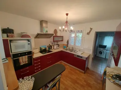 Cuisine ou kitchenette dans l'établissement Villa Landaise et sa grande piscine