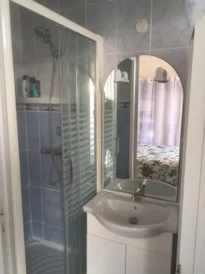 Salle de bains dans l'établissement Appartement classé 2 étoiles à HOSSEGOR en front de mer, plage centrale, avec vue magnifique sur l'océan