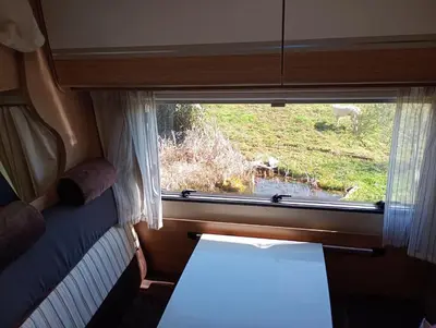 Coin salon dans l'établissement Camping car au bord de l eau