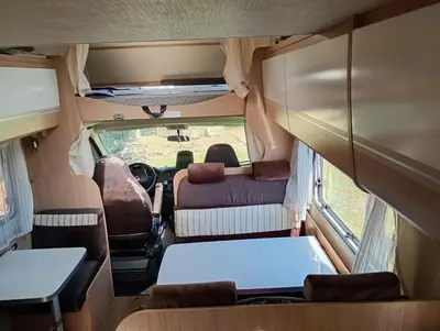 Coin salon dans l'établissement Camping car au bord de l eau