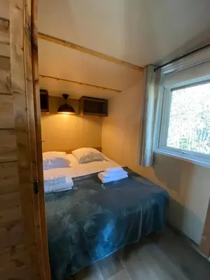 Un ou plusieurs lits dans un hébergement de l'établissement Chalet du Bassin Arcachon - Camping Parc aquatique
