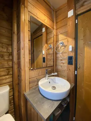 Salle de bains dans l'établissement Chalet du Bassin Arcachon - Camping Parc aquatique