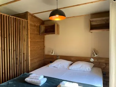 Un ou plusieurs lits dans un hébergement de l'établissement Chalet du Bassin Arcachon - Camping Parc aquatique