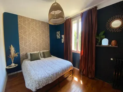 Un ou plusieurs lits dans un hébergement de l'établissement Charmante maison de famille avec jardin