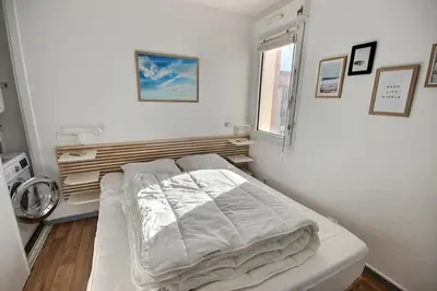 Un ou plusieurs lits dans un hébergement de l'établissement Appartement rénové proche plage de la centrale