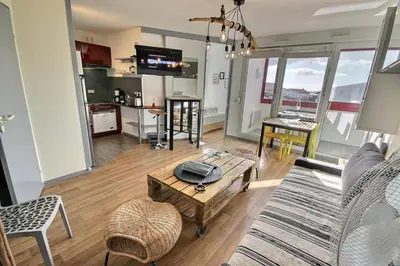 Cuisine ou kitchenette dans l'établissement Appartement rénové proche plage de la centrale