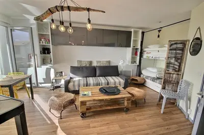 Coin salon dans l'établissement Appartement rénové proche plage de la centrale